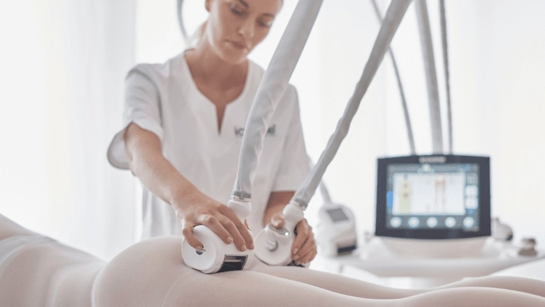 Icoone body treatment performed with two motorised handpieces
